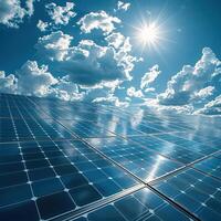 sol- paneler generera rena, förnybar energi från de Sol. de är en bra sätt till minska din kol fotavtryck och spara pengar på din elektrisk räkningen. foto