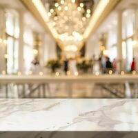 ett tömma marmor tabell med en suddig bakgrund av en bankett hall. foto