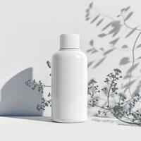 en vit plast flaska med en vit bakgrund och skuggor av löv på de bakgrund. foto
