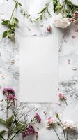 antenn fotografera flatlay stil med tom konst papper, atop rena marmor vit tabell topp och färsk blommor placerad runt om de visa, foto