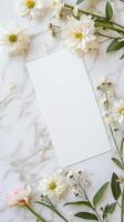 antenn fotografera flatlay stil med tom konst papper, atop rena marmor vit tabell topp och färsk blommor placerad runt om de visa, foto