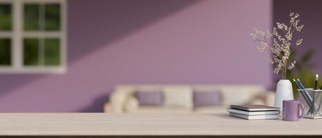 en Plats på en minimal trä bordsskiva med en suddig bakgrund av en modern lila levande rum. foto
