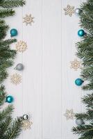 jul gran träd med dekoration och glitter på trä- bakgrund. jul bakgrund på de vit trä- skrivbord. foto