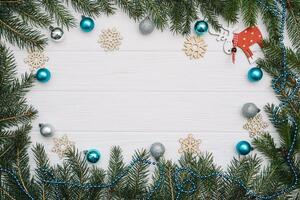 jul gran träd med dekoration och glitter på trä- bakgrund. jul bakgrund på de vit trä- skrivbord foto
