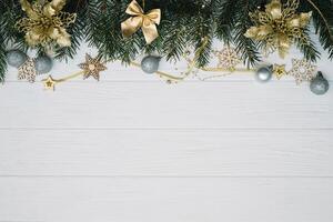 jul gran träd med dekoration och glitter på trä- bakgrund. jul bakgrund på de vit trä- skrivbord foto