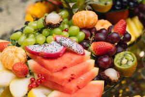 färsk organisk frukt bakgrund. friska äter begrepp. färsk, exotisk, organisk frukter, ljus snacks i en tallrik på en buffé tabell foto