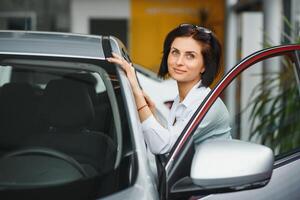 till sist ny bil ung kvinna kund kontroll ut en ny bil på de bil återförsäljare välja uppköp beslut inköp konsumentupplysning säkerhet fordon transport begrepp foto