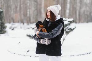 kvinna är gående under vinter- med henne hund foto