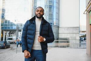 afrikansk amerikan man i eleganta ny kläder på de gata foto