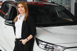 ung kvinna konsult i visa rum stående nära bil. foto
