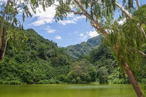 naturskön se landskap av damm och bergen med blå himmel och vit moln bakgrund på nordlig thailand foto