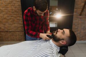 skäggig man, skäggig manlig. årgång frisör, rakning. porträtt av eleganta man skägg. barberare sax och hetero rakapparat, barberare affär. skägg styling. reklam barberare affär begrepp. svart och vit. foto