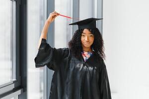 glad afrikansk amerikan doktorand med examensbevis i handen foto