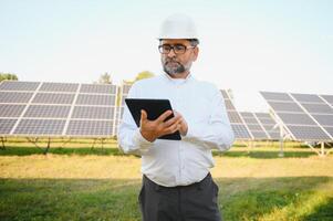 senior ingenjör arbetssätt på sol- panel odla. de begrepp av grön energi foto