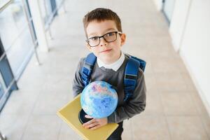 Lycklig tonåring studerande i skola foto