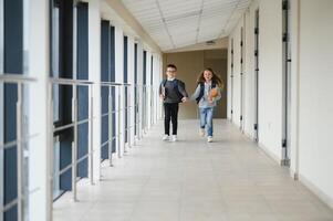 söt elever löpning ner de hall på de elementärt skola foto