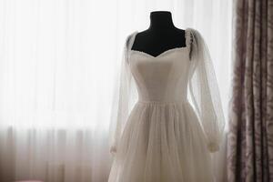brud klä på sig bröllop klänning. morgon- brud. foto