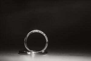 elegant bröllop ringar för de brud och brudgum på en svart bakgrund med höjdpunkter, makro, selektiv fokus. foto