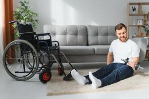 Inaktiverad sportsman håller på med stretching och övningar på rullstol bakgrund. liv av en Inaktiverad person foto