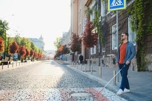 blind man. människor med handikapp, handikappade person och varje dag liv. visuellt försämrad man med gående pinne. foto