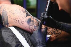 professionell tatuering konstnär gör en tatuering foto