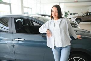 Lycklig kvinna kund kvinna köpare klient välja bil vilja till köpa ny bil i bil utställningslokal foto