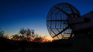 skymning på ondrejov observatorium - de stor radar silhouetted mot de dunkel himmel foto