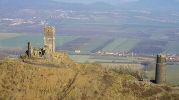 ruiner av hazmburk slott på en kulle med panorama- visningar av de tjeck landsbygden foto