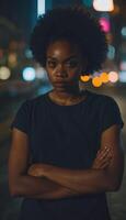 Foto av skön vuxen afrikansk kvinna med tillfällig ha på sig stående Framställ för bild på natt framtida stad,