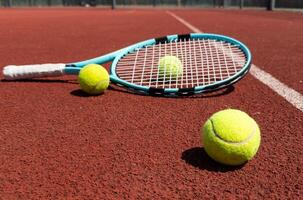 tennis scen med bollar, racketar och hård domstol yta hörn rader foto