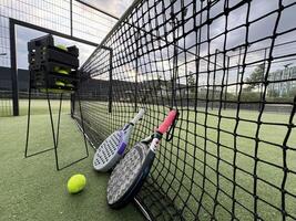 bakgrund av padel racket och boll på artificiell gräs golv i utomhus- domstol. topp se. foto