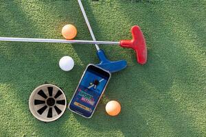 mini golf sporter vadhållning på en smartphone foto