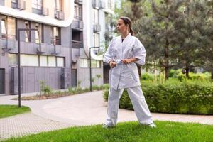 ung flicka i en vit kimono, karate foto