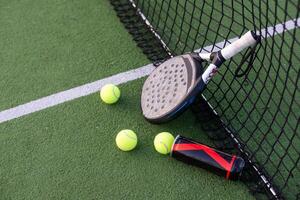 paddla racketar på de spelar domstol foto