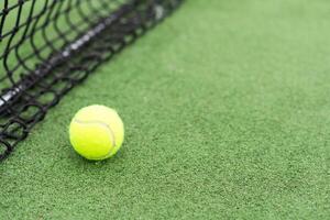 tennis boll på de domstol mot de domstol netto foto