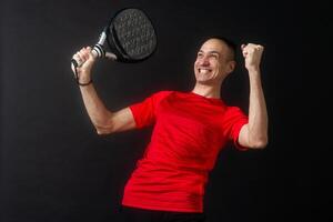 professionell övervaka av paddel innehav en svart racket. man paddel spelare spelar en match. foto