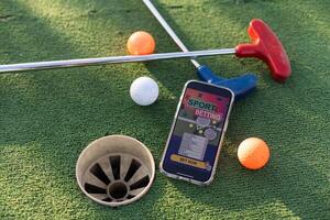 mini golf sporter vadhållning på en smartphone foto