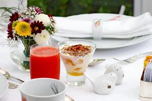 blommor, yoghurt och guava juice för frukost foto
