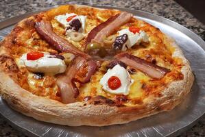bacon pizza med grädde ost, körsbär tomater och oliver foto