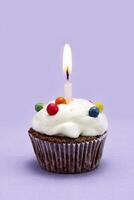 choklad muffin med belyst ljus till fira födelsedag foto