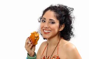 leende brunett modell med henne acaraje, en brasiliansk mellanmål, i henne händer foto