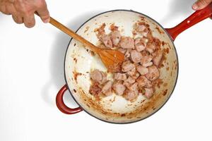 steg förbi steg guide till gulasch, en klassisk ungerska maträtt med kött, ljuv paprika, Smör, tomater och vitlök foto