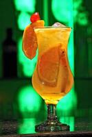 b4, alkoholfri dryck med energi, orange juice och is foto