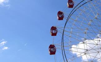 karusell ferris cirkel hjul över blå himmel foto