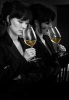 skön professionell sommelier provsmakning och utvärdera viner i restaurang foto