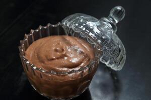 choklad mousse i glas skål foto