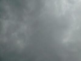 dyster mulen lynnig molnig himmel bakgrund foto
