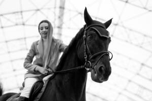 Söt jockey på hästryggen. ridning elegant lady hobby livsstil. foto