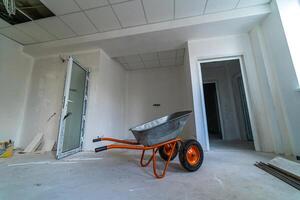 tömma korridor renovering med vit väggar. modern Lägehet inomhus- konstruktion. foto
