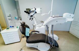 professionell tandläkare arbetsplats. stomatologi modern klinisk tänder sjukvård. foto